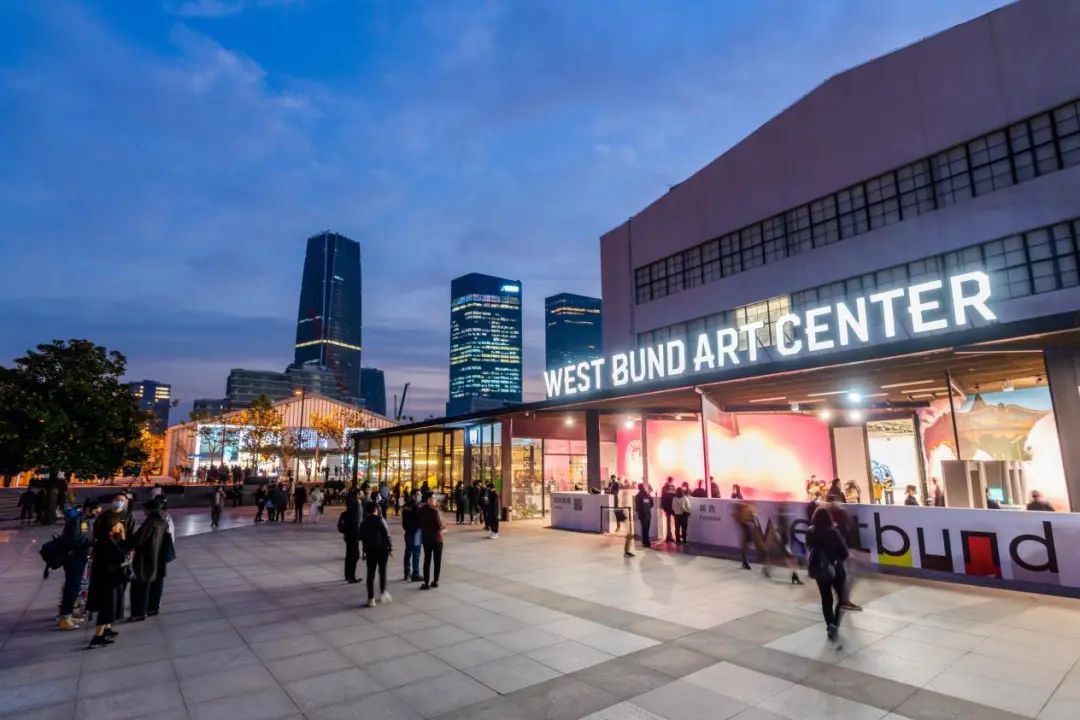 جولة مع أمين المتحف في حي الضفة الغربية للفنون - معارض متطورة ومشهد فني معاصر | Shanghai Private Tour